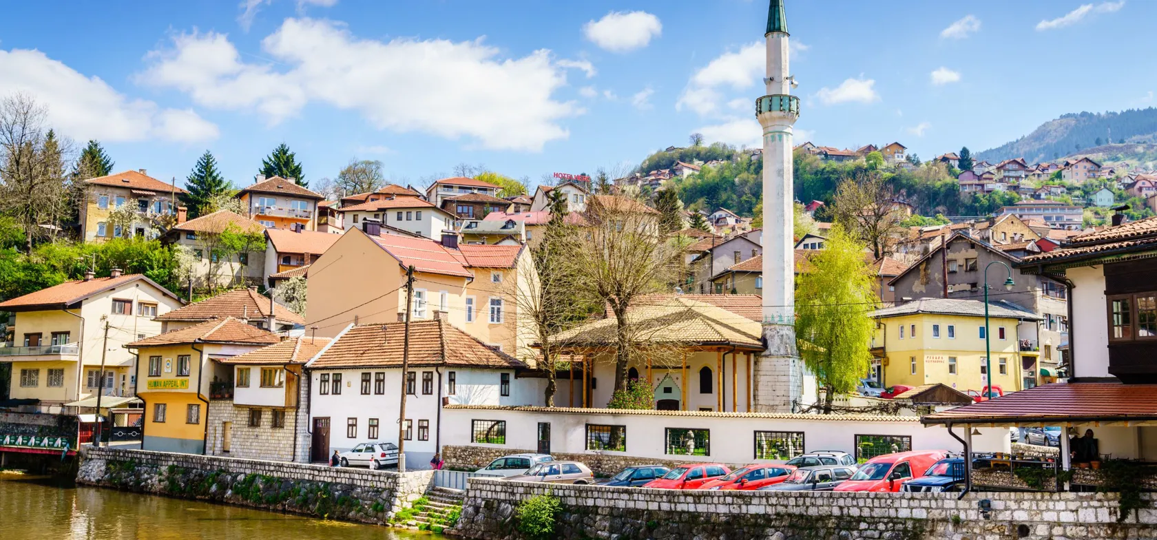 Nyd den flotte udsigt ved Miljacka-floden i Sarajevo. Viktors Farmor