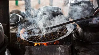 En kaffe-ceremoni er vigtig i det sociale liv i Etiopien.