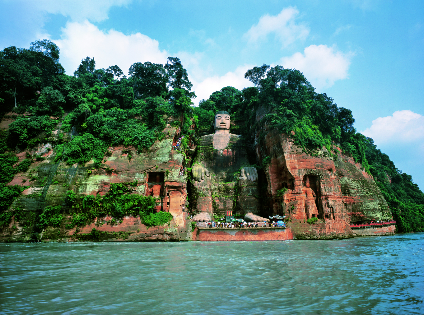 Vi sejler tæt på den enorme Buddha i Leshan, der er hugget direkte ind i klipperne ved Min-floden. Foto Viktors Farmor