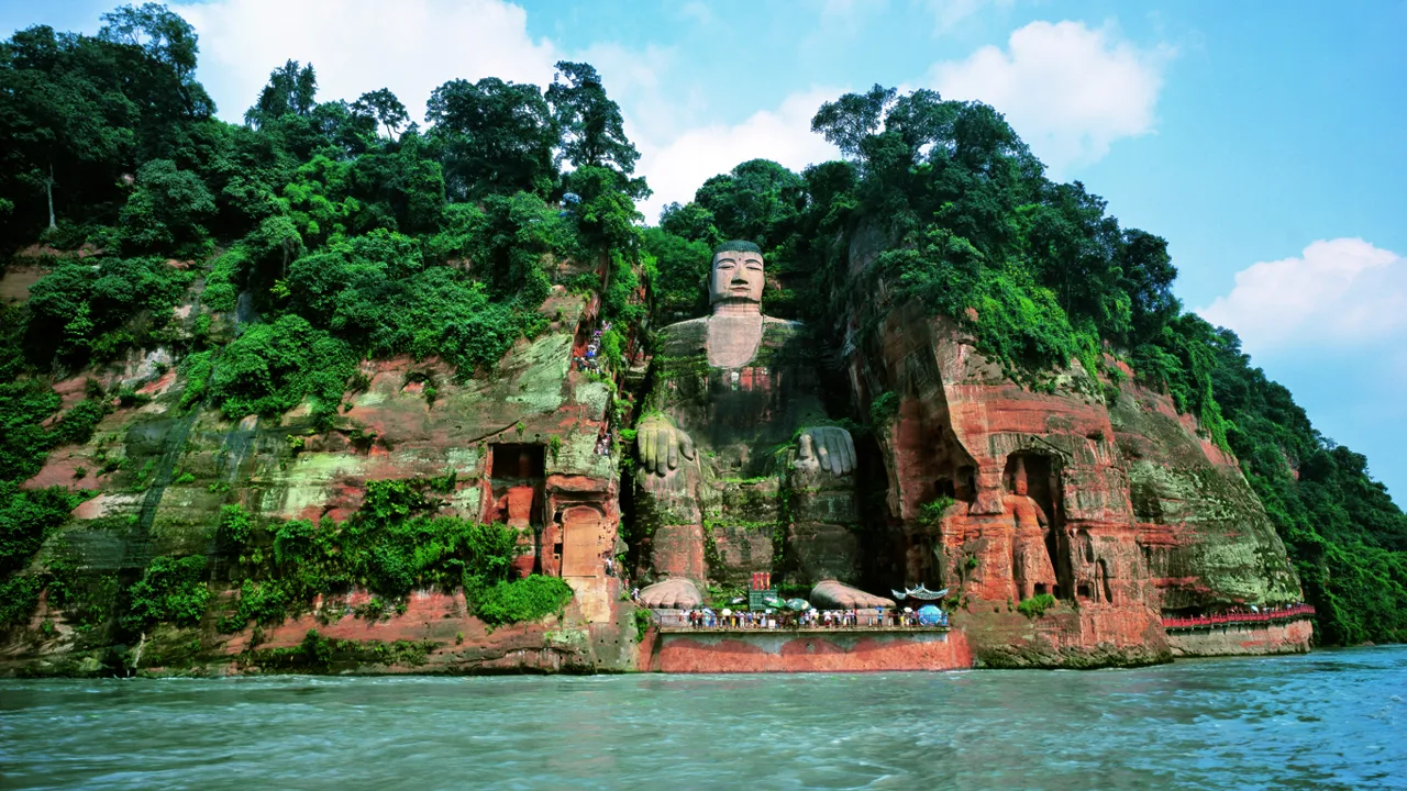 Vi sejler tæt på den enorme Buddha i Leshan, der er hugget direkte ind i klipperne ved Min-floden. Foto Viktors Farmor