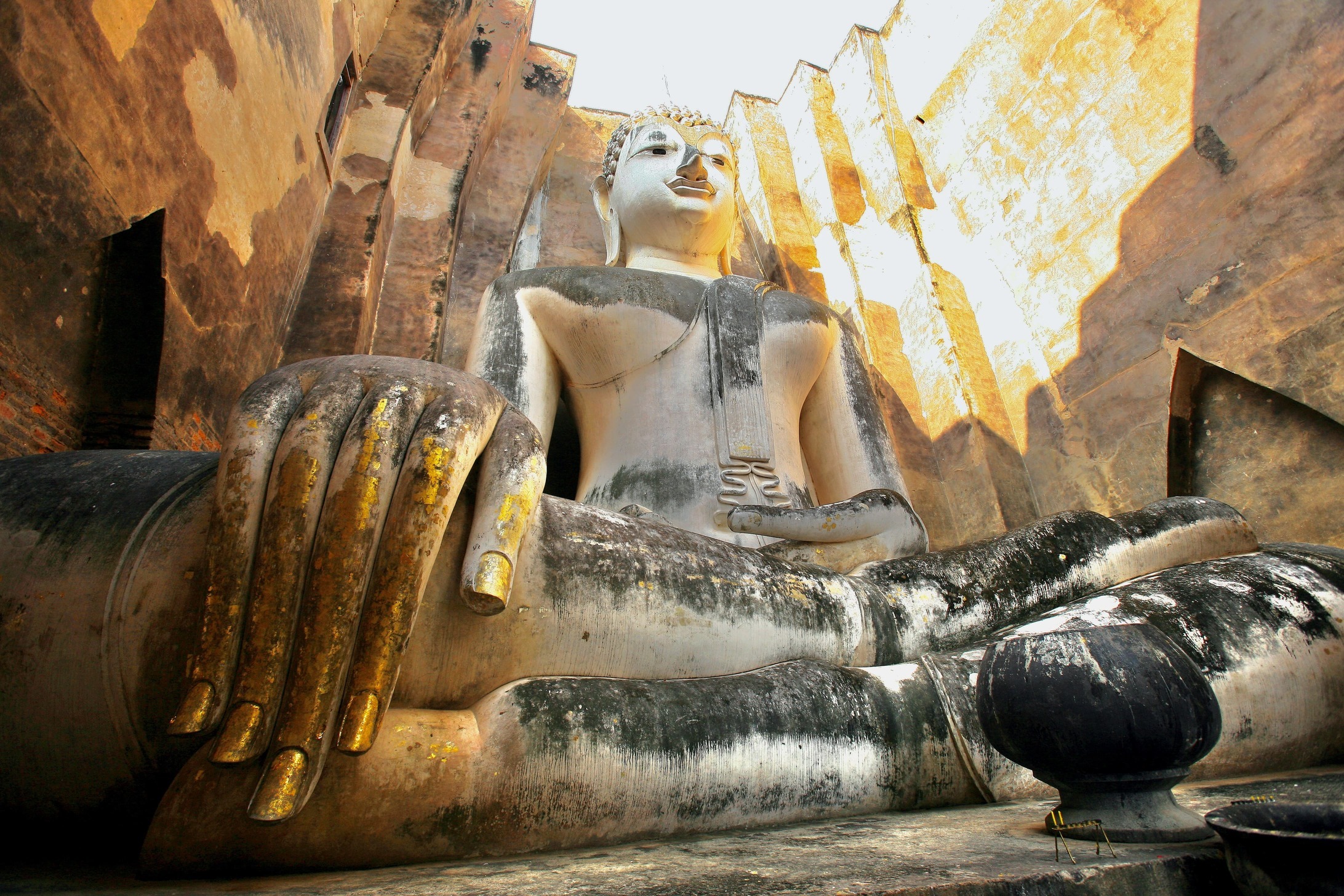 Wat Si Chum i Sukhothai gemmer på en kæmpe Buddha. Foto af Anders Stoustrup