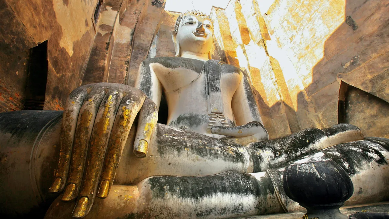 Wat Si Chum i Sukhothai gemmer på en kæmpe Buddha. Foto af Anders Stoustrup