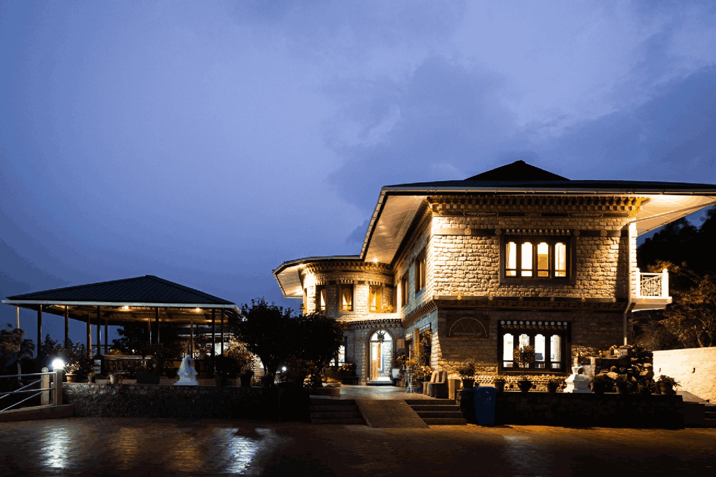 Hotel Vara Meri Puensum i Punakha er opført i grå natursten.