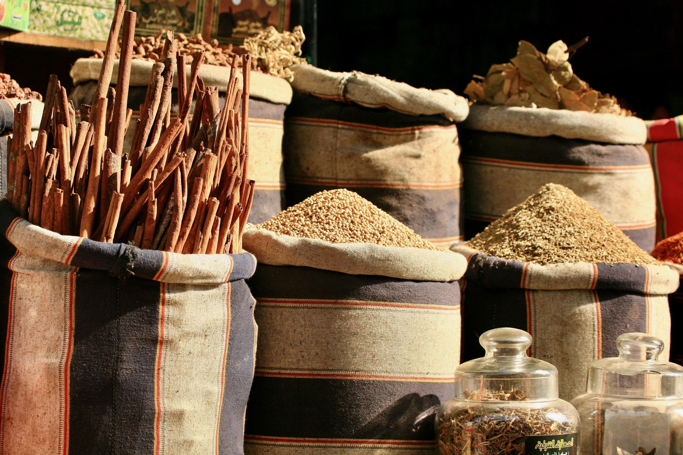 Krydderier til salg i Khan al-Khalili-bazaren i Cairo. Foto af Anders Stoustrup