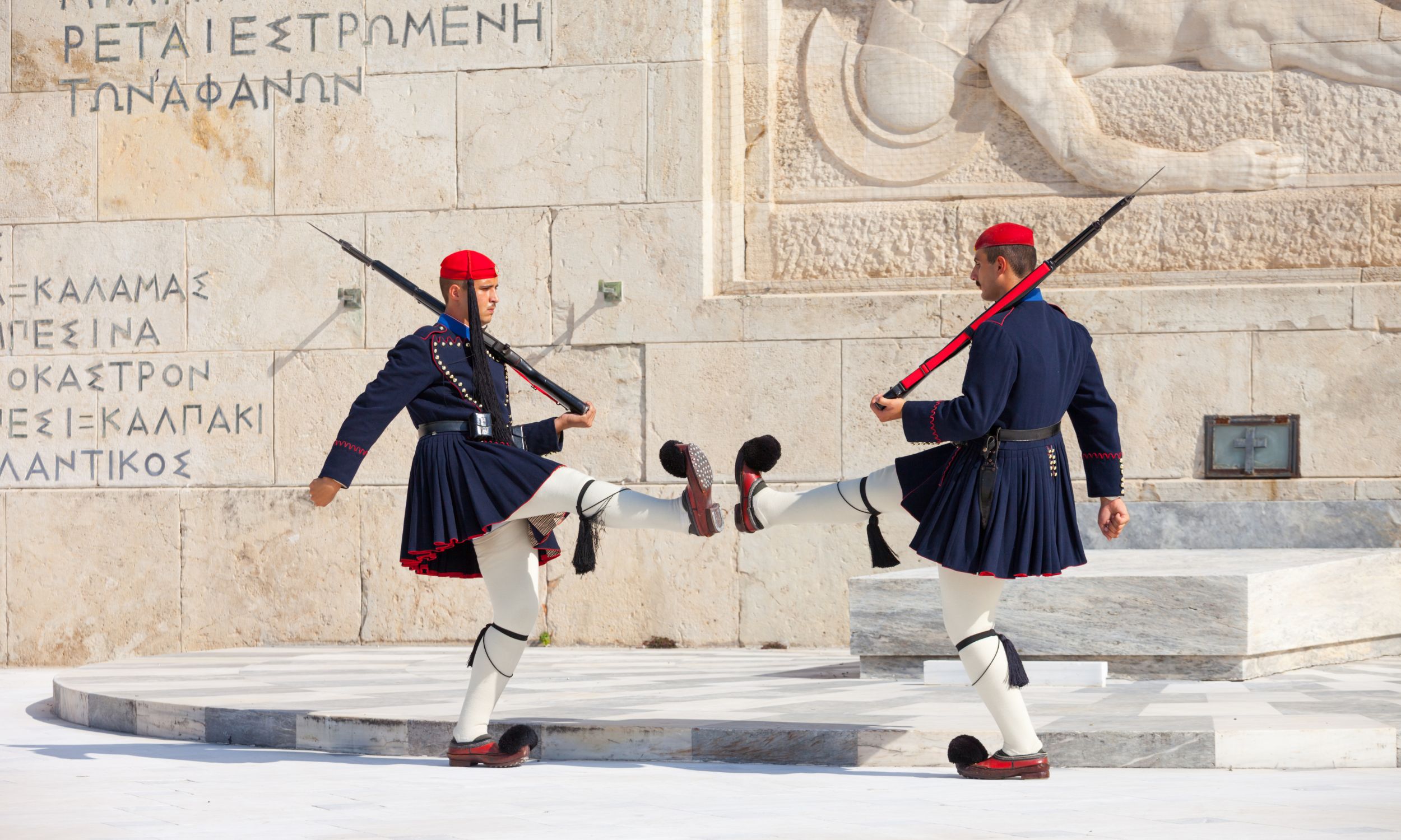 Garden går vagt foran præsidentpaladset i Athen. Foto Viktors Farmor
