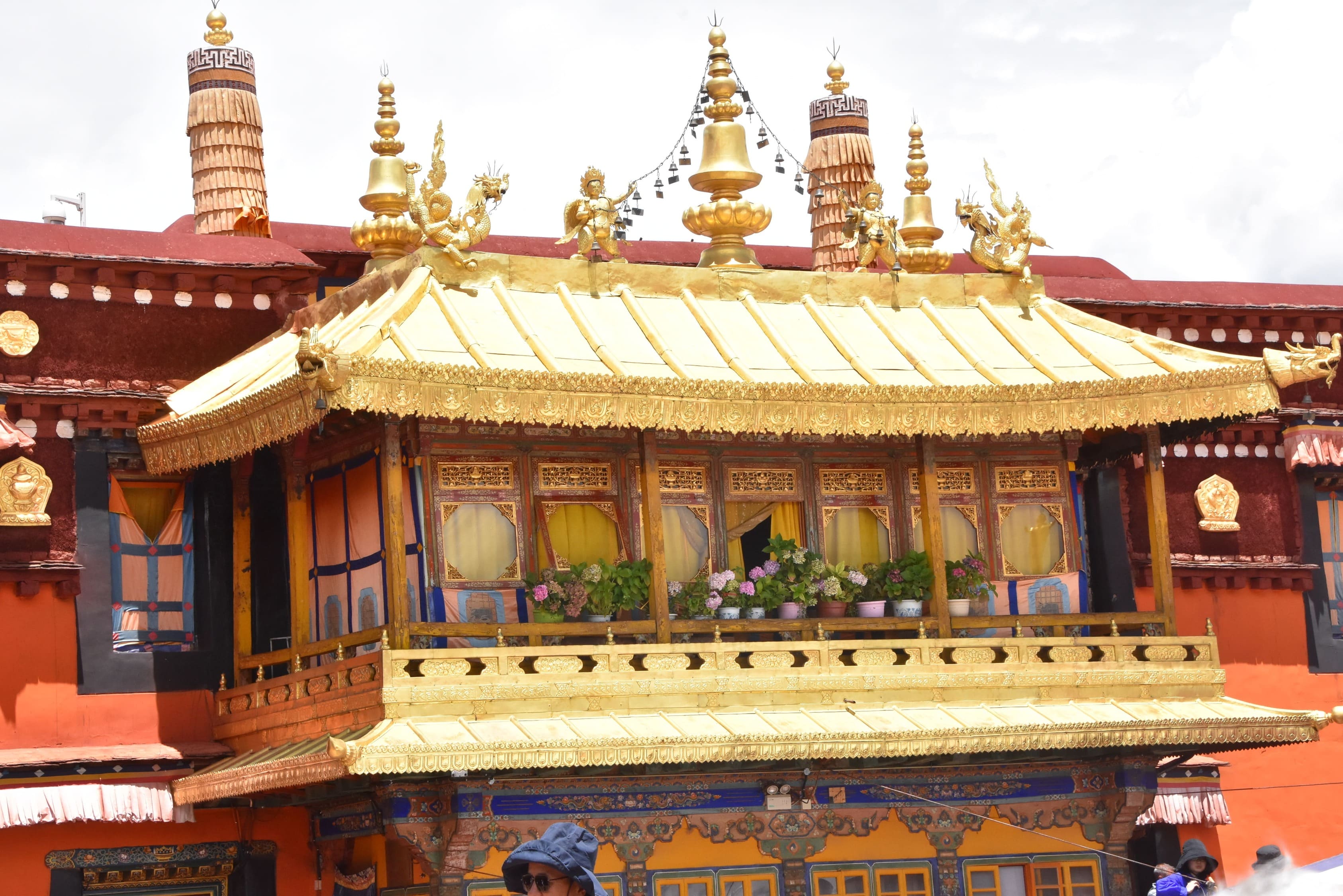 Jokhang templet kombinerer indiske, nepalesiske og tibetanske arkitekturstilarter, hvilket gør det til et arkitektonisk mesterværk. Foto Ulla Dons