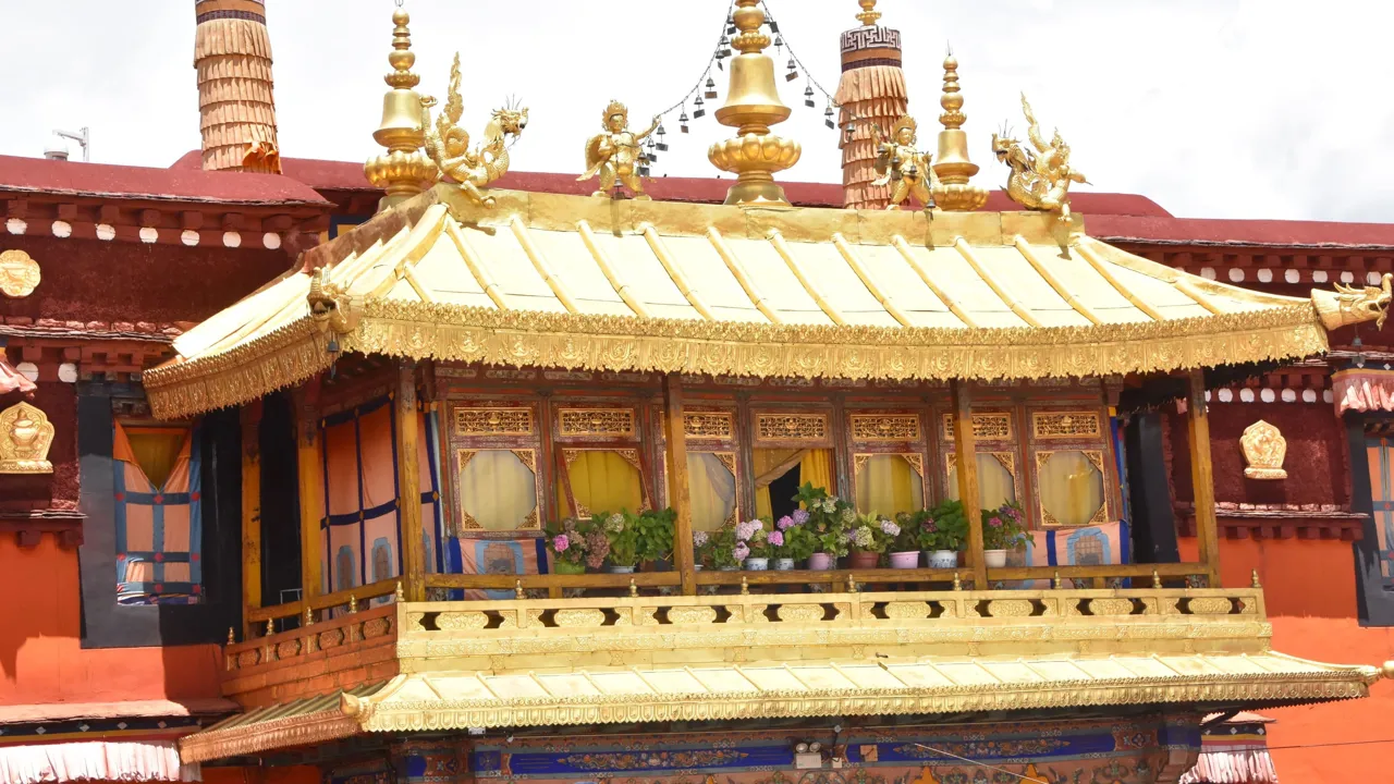 Jokhang templet kombinerer indiske, nepalesiske og tibetanske arkitekturstilarter, hvilket gør det til et arkitektonisk mesterværk. Foto Ulla Dons