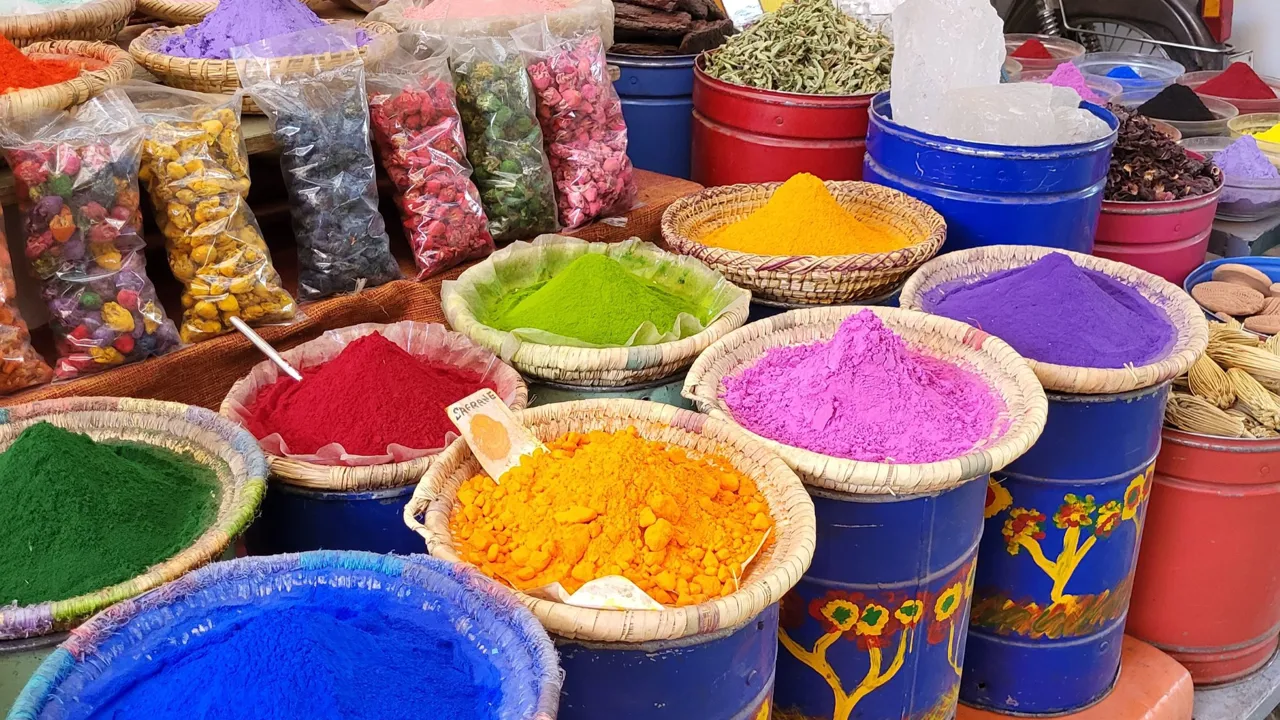 Duftende marked med farverige krydderier i Marrakeshs gamle medina. Foto Eva Kirstine Brünnich
