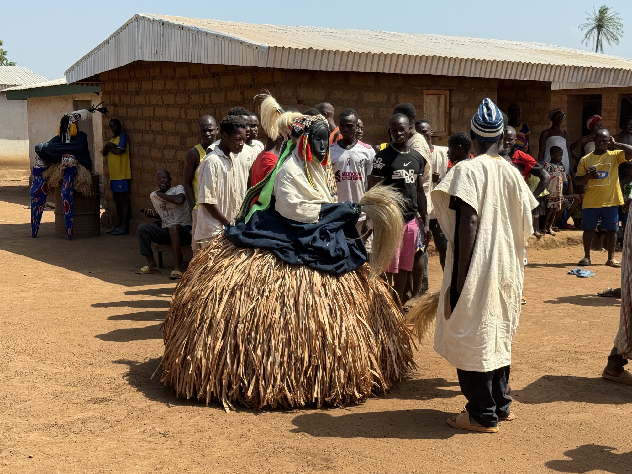 Dan-folket kalder hele landsbyen samme for at fremføre deres maske-dans. Foto Anja Schmidt 