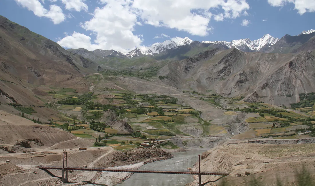 Mellem Tajikistan og Afghanistan er der en bro over floden Pansj. Foto Erik Hermansen