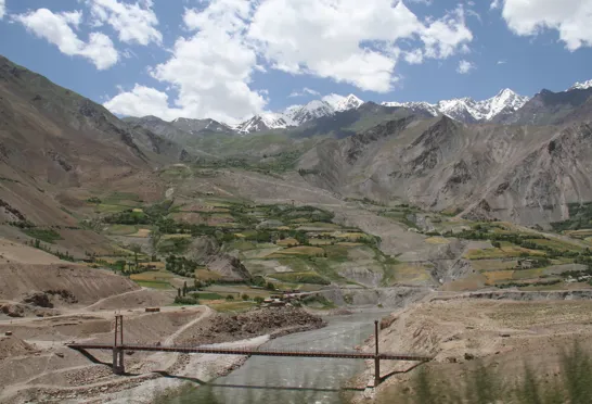 Mellem Tajikistan og Afghanistan er der en bro over floden Pansj. Foto Erik Hermansen