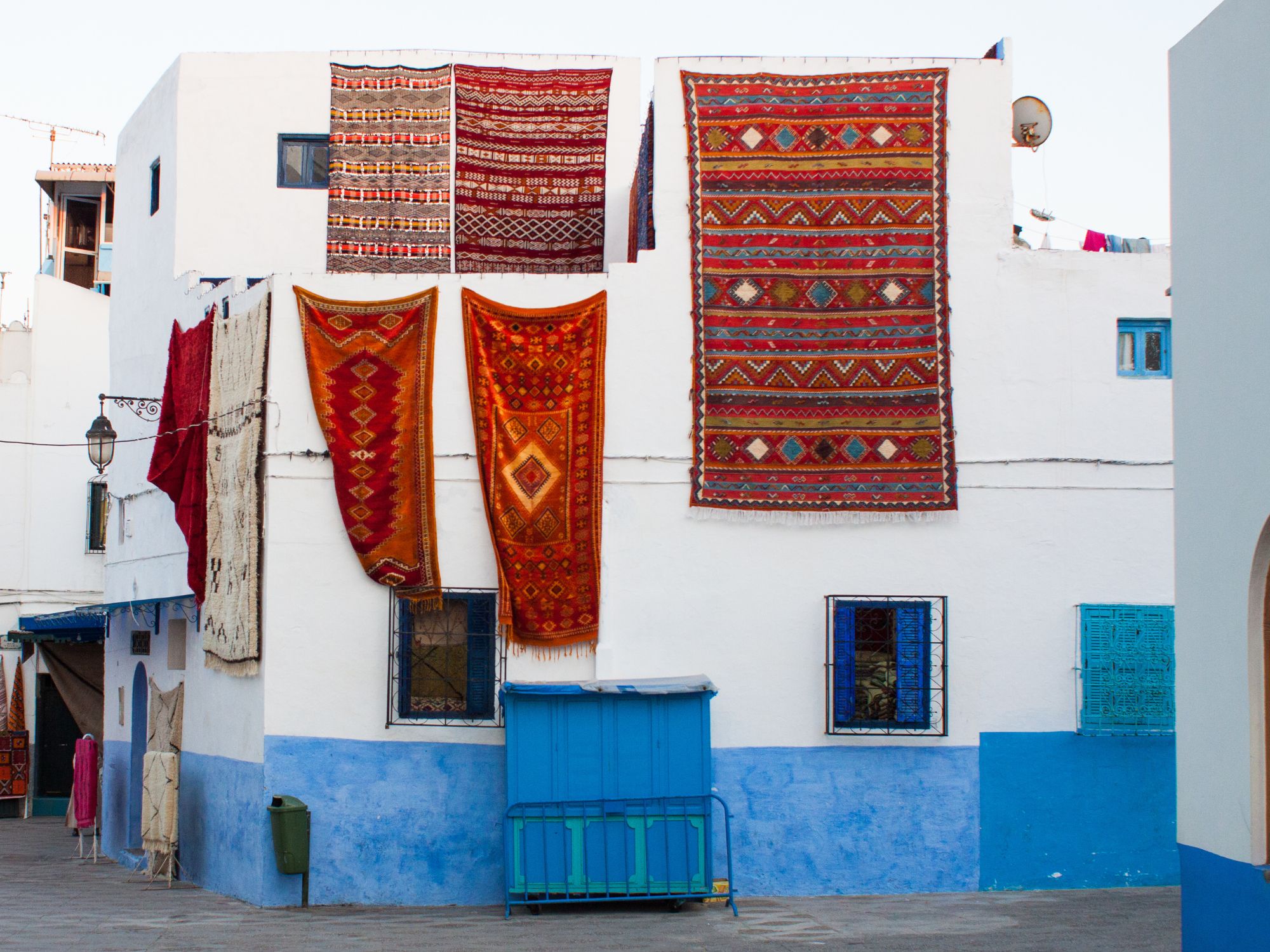 Asilahs flotte hvidkalkede facader - det er en kulørt og kunstnerisk by. Foto Viktors Farmor
