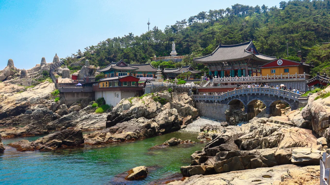 Haedong Yonggungsa templet ligger dramatisk på klipperne ud til havet. Foto af Gitte Skov Andersen