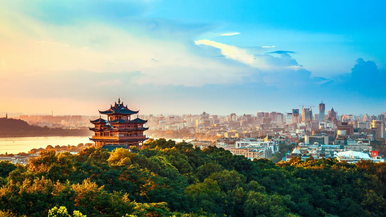 Den historiske by Hangzhou har en god blanding af natur og byliv. Foto Viktors Farmor