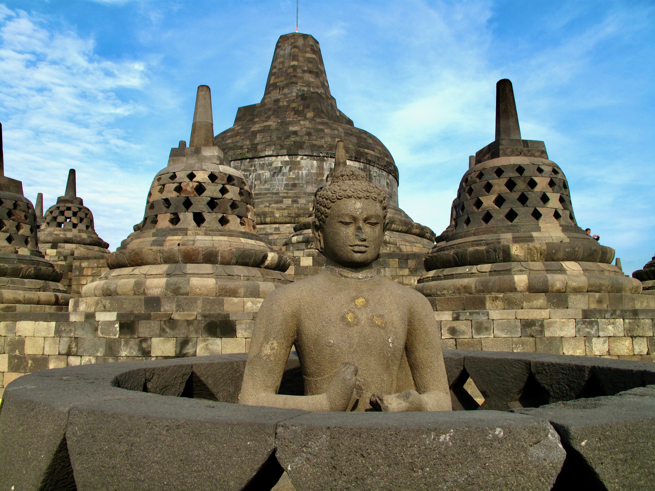 Buddha i en af klokkerne ved Borobodur. Foto af Anders Stoustrup