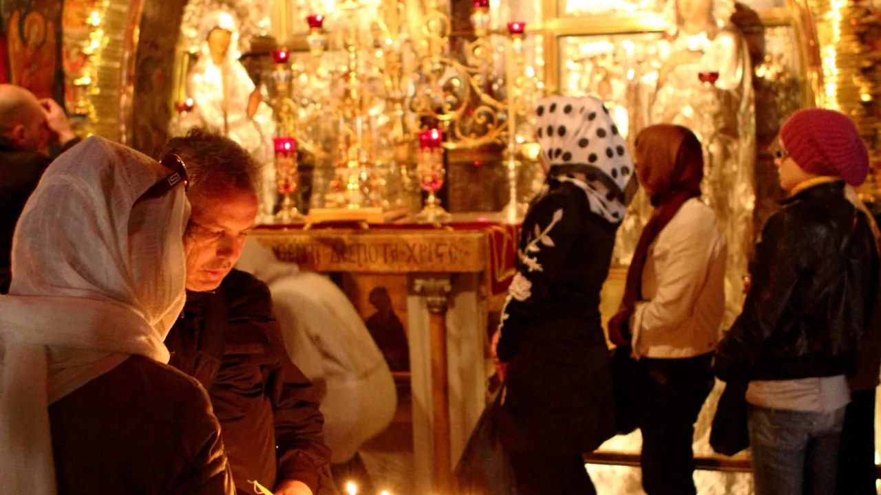 Pilgrimme tænder lys i Gravkirken i Jerusalem. Foto Anders Stoustrup
