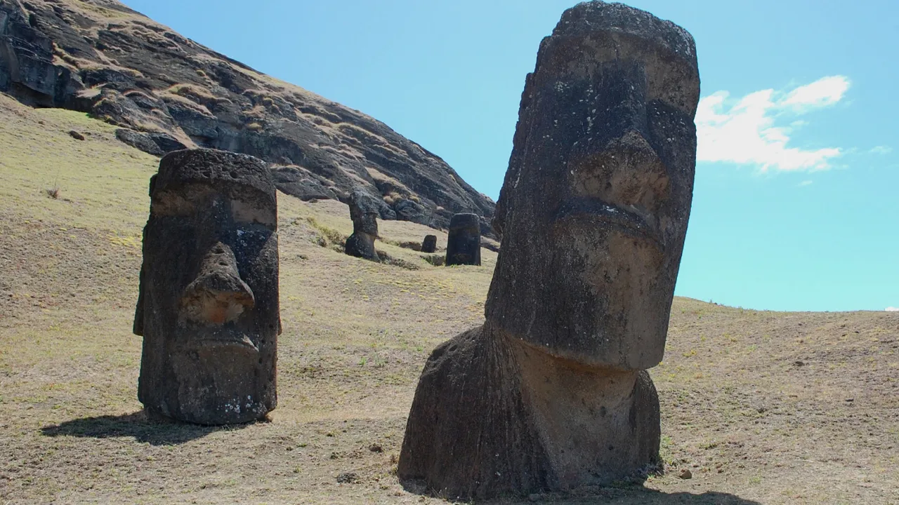 Ved Rano Raraku vulkanen ser vi moaier i alle produktionsfaser. Foto Viktors Farmor