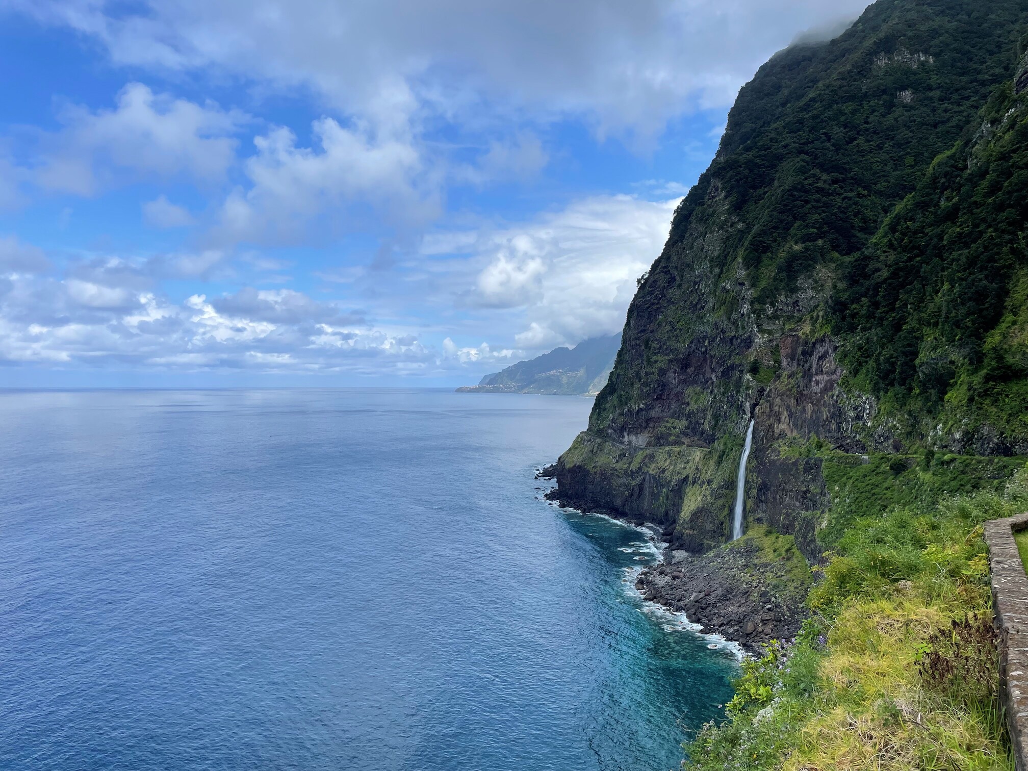 Langs kysten til Porto Moniz er der et væld af vandfald. Foto Henriette Jensen