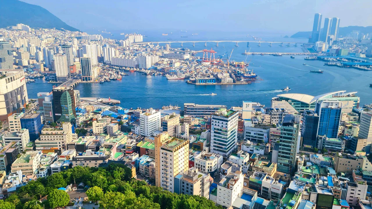 Storbyen Busan ligger flot ud til havet. Foto af Gitte Skov Andersen