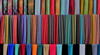 Stof i alle regnbuens farver kan købes med hjem. Foto Kathrine Svejstrup