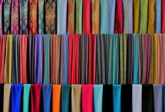 Stof i alle regnbuens farver kan købes med hjem. Foto Kathrine Svejstrup