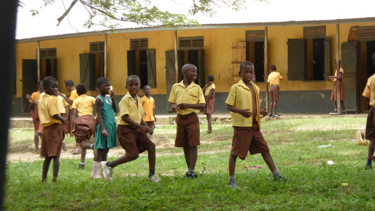 Nysgerrige skolebørn. Foto Michael Andersen