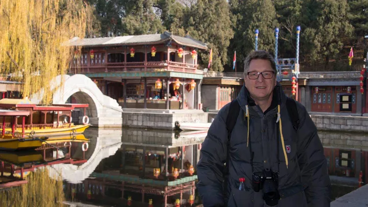 Viktors Farmor rejseleder Carsten Lorenzen ved Sommerpaladset i Beijing