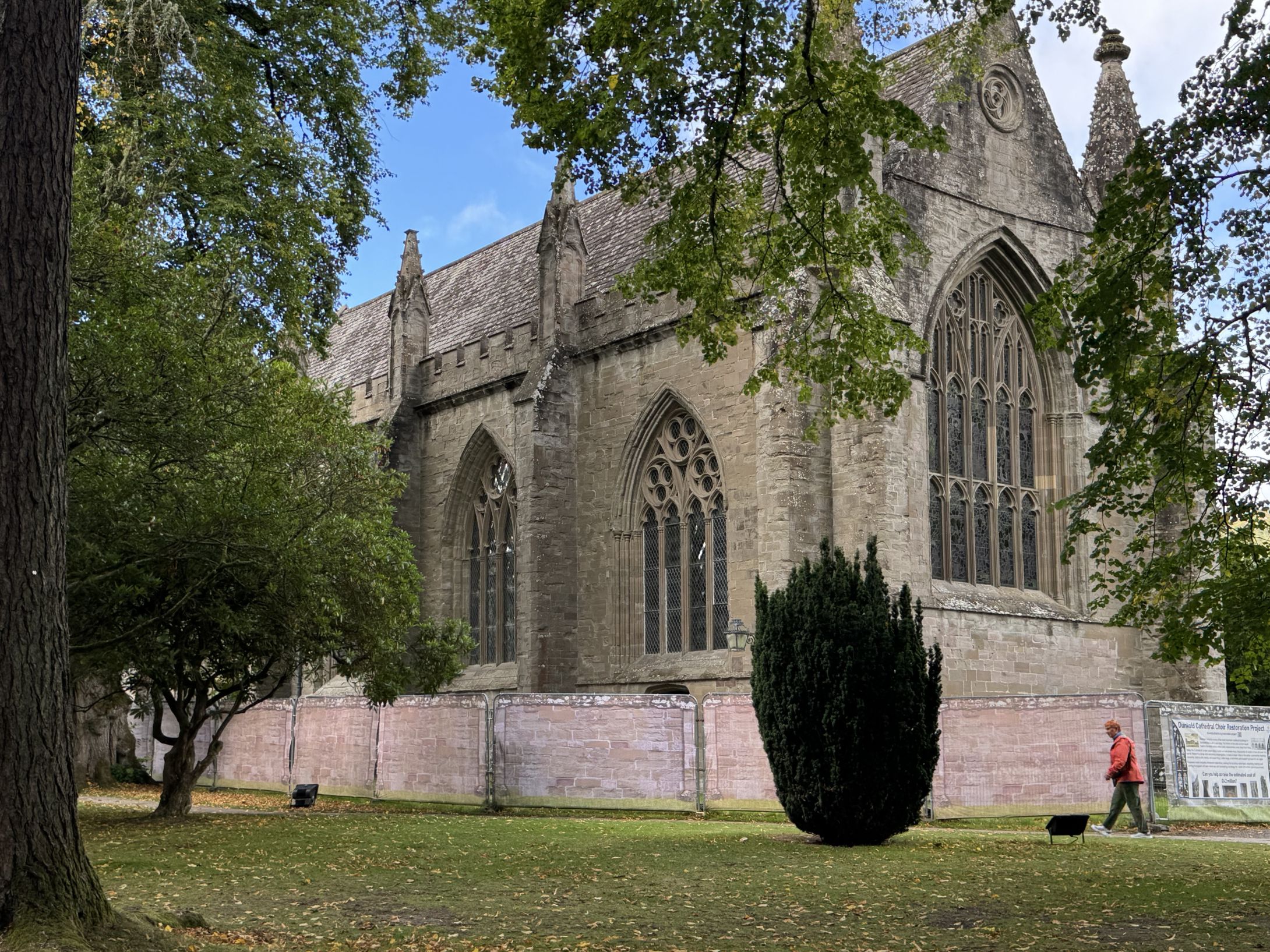 Den smukke gamle katedral ved bredden af River Tay. Foto Camilla Kornerup