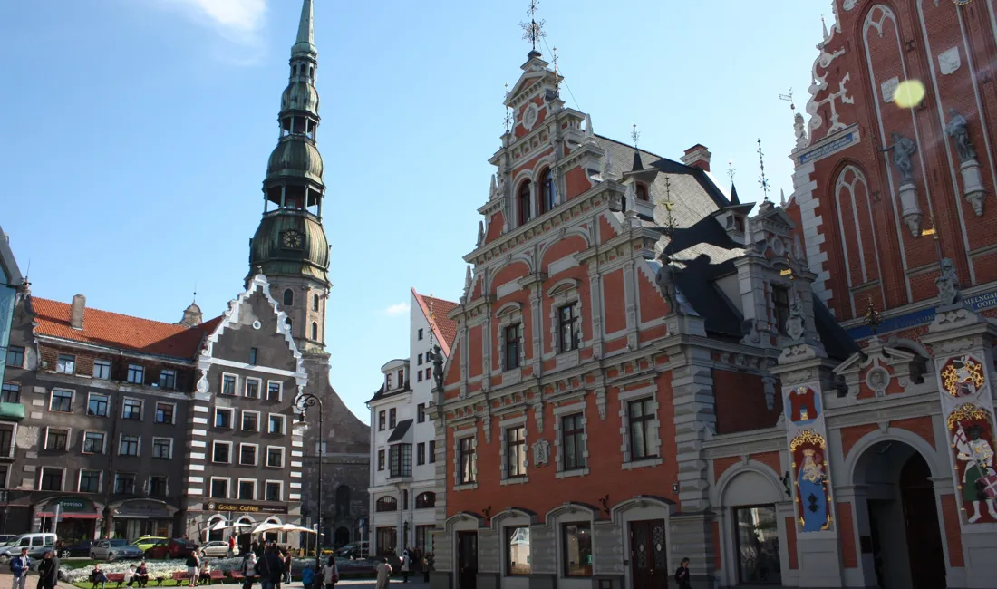 De historiske bygninger på Rådhuspladsen i Riga blev genopbygget efter 2. Verdenskrig. Foto Lone Andersen