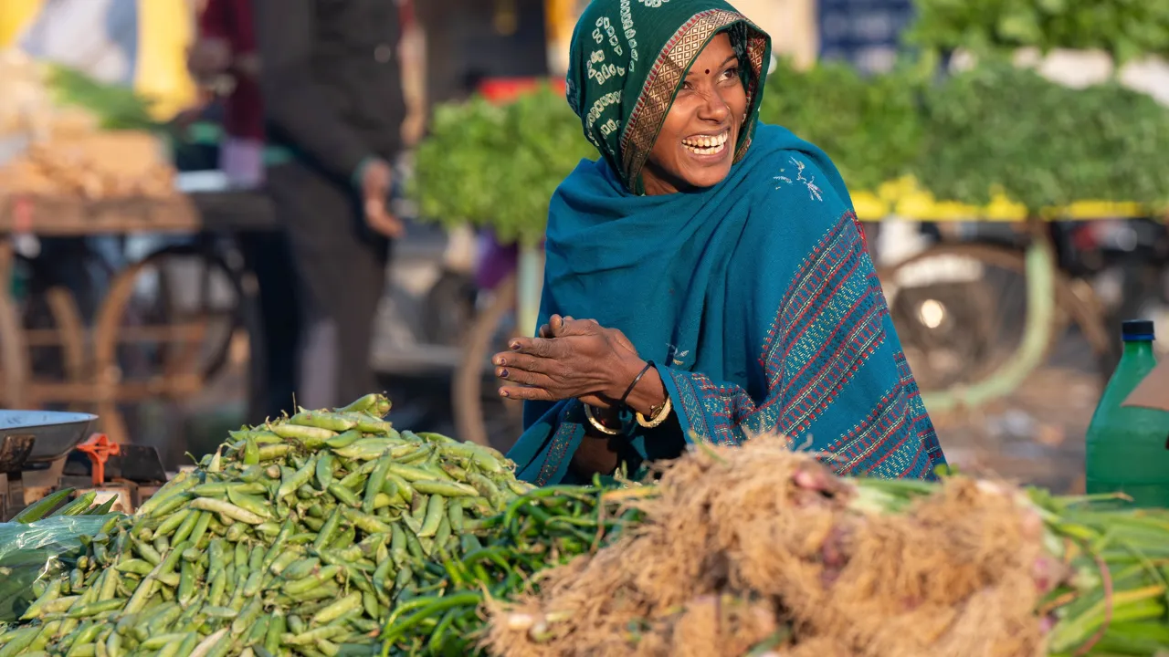 Vi møder de lokale på markeder i Gujarat. Foto Viktors Farmor