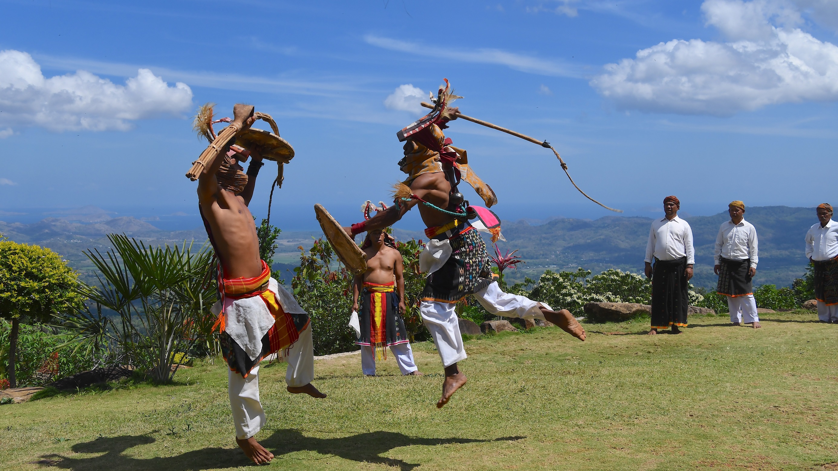 Vi besøger Manggarai-folket på Flores og oplever deres piske dans, kaldet Tari Caci. Foto Hanne Christensen