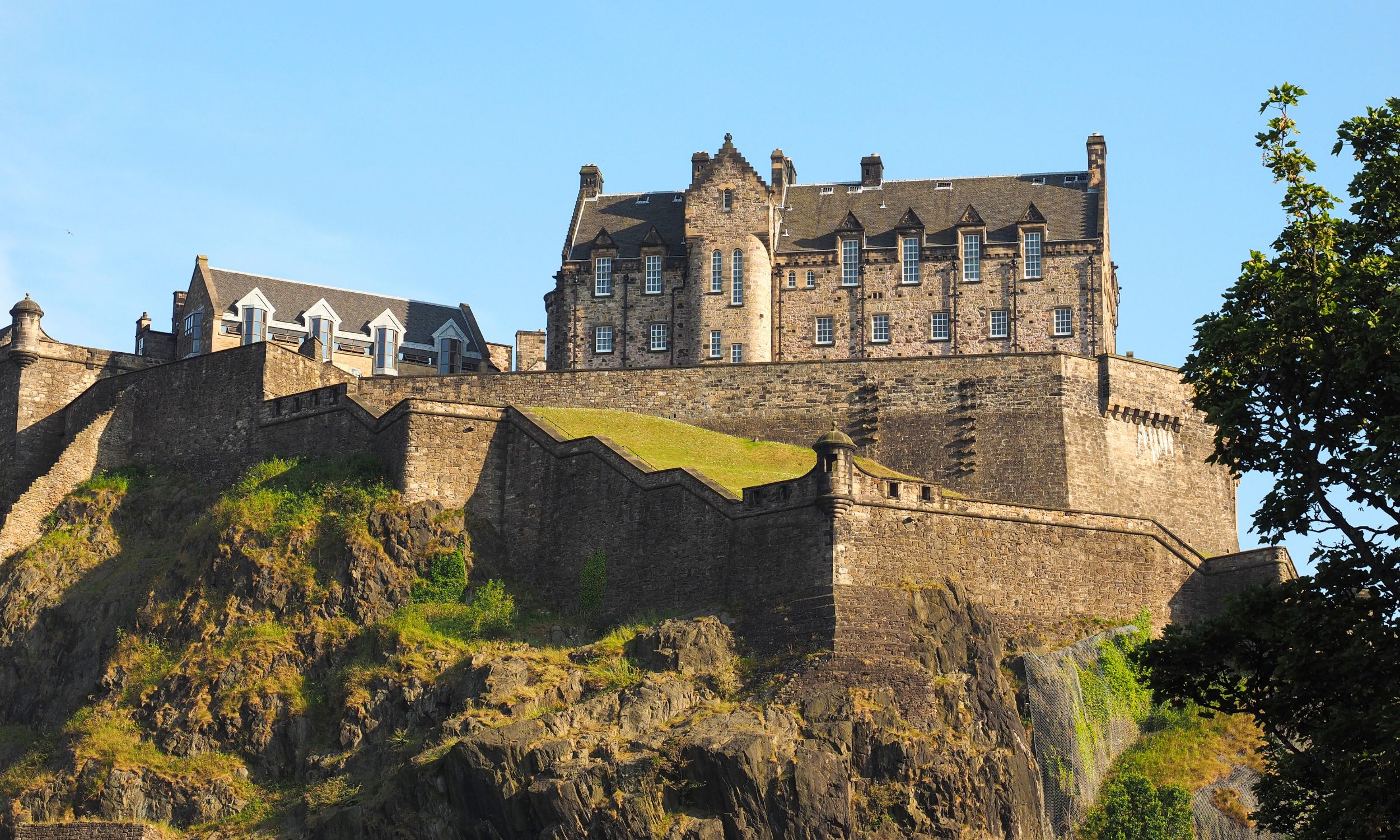 Edinburgh Castle beliggende på toppen af Castel Rock ved Old Town. Foto Viktors Farmor