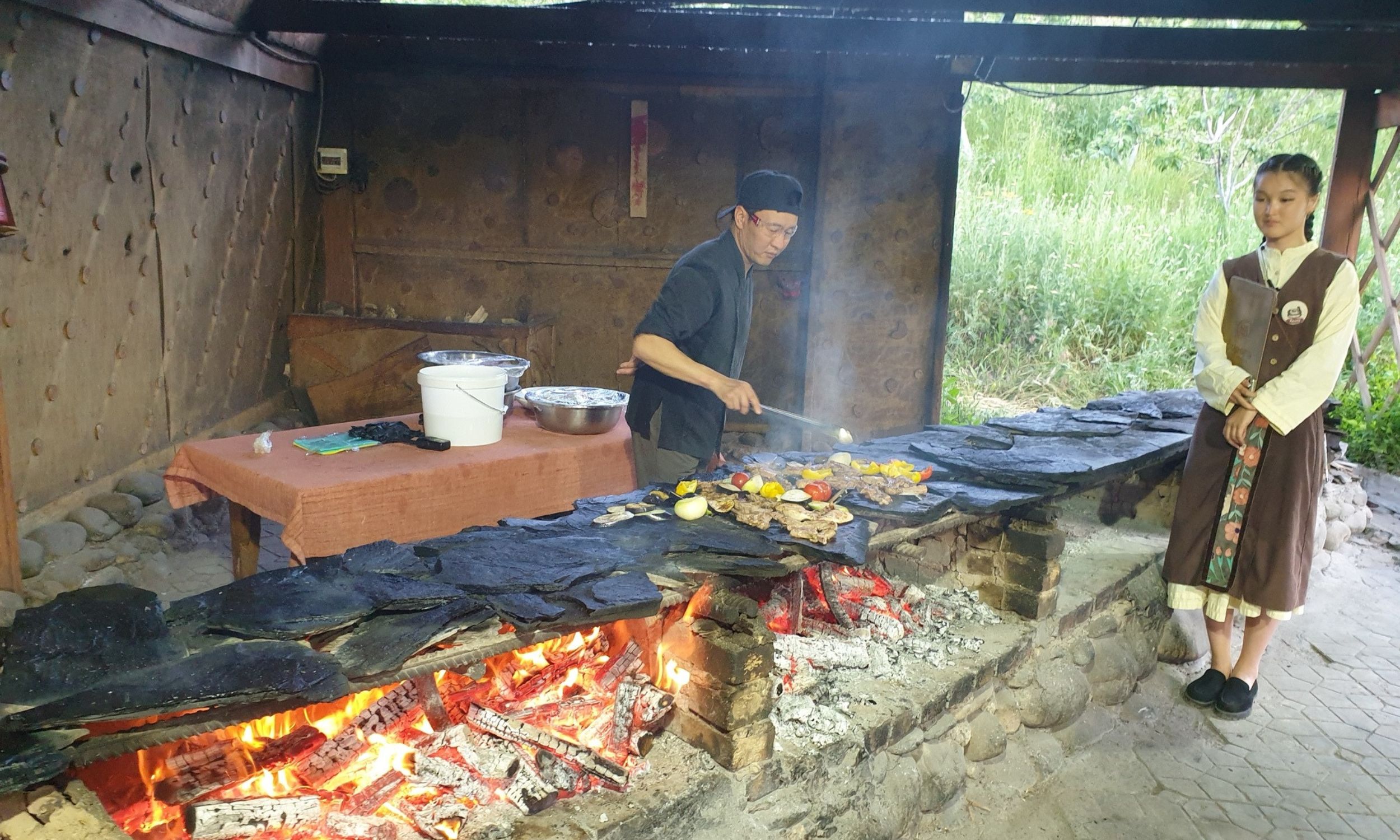 Et kig ud i køkkenet på en fin restaurant. Foto Kirsten Gynther Holm