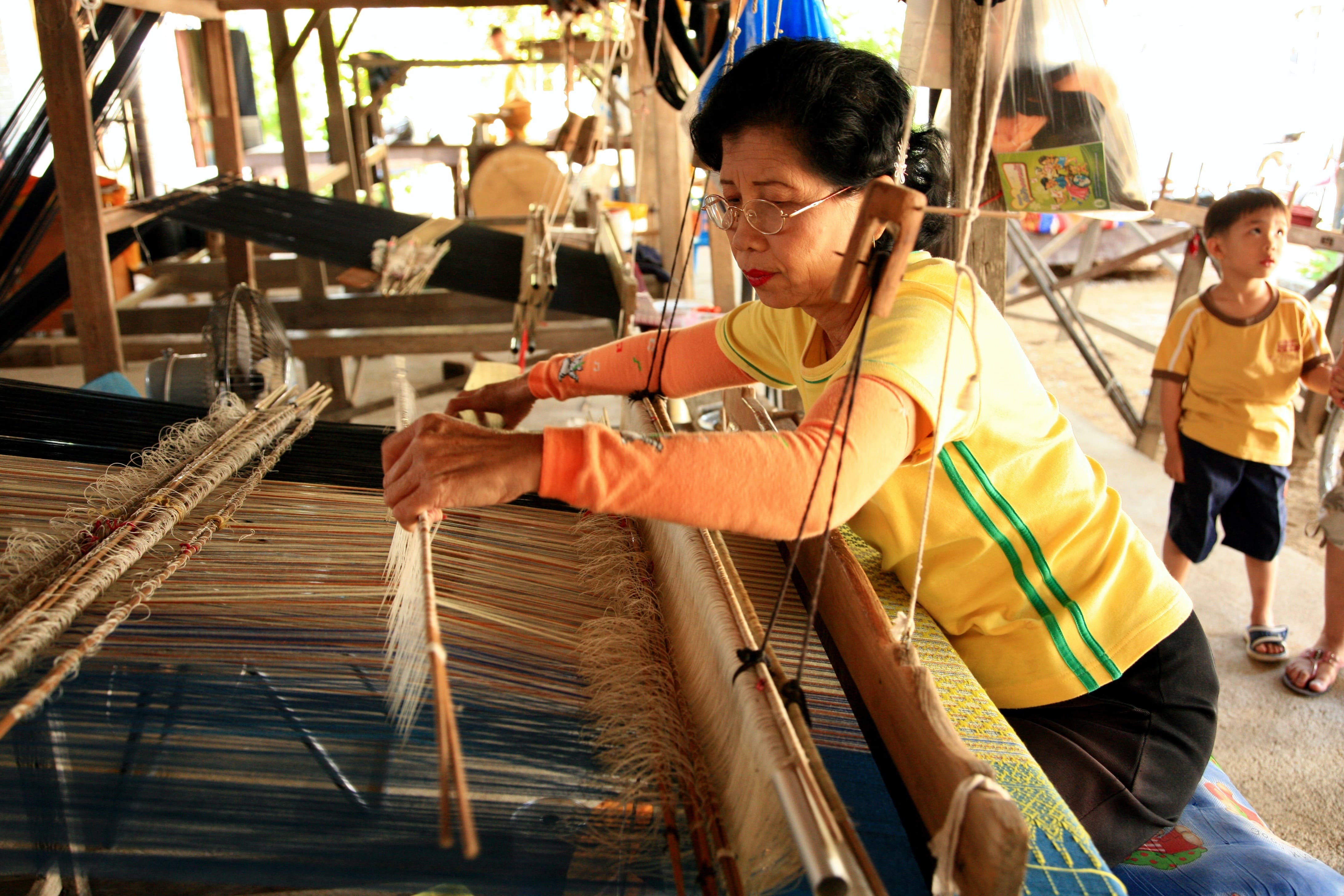 Håndværk har gode kår i Thailands små landsbyer. Foto af Anders Stoustrup