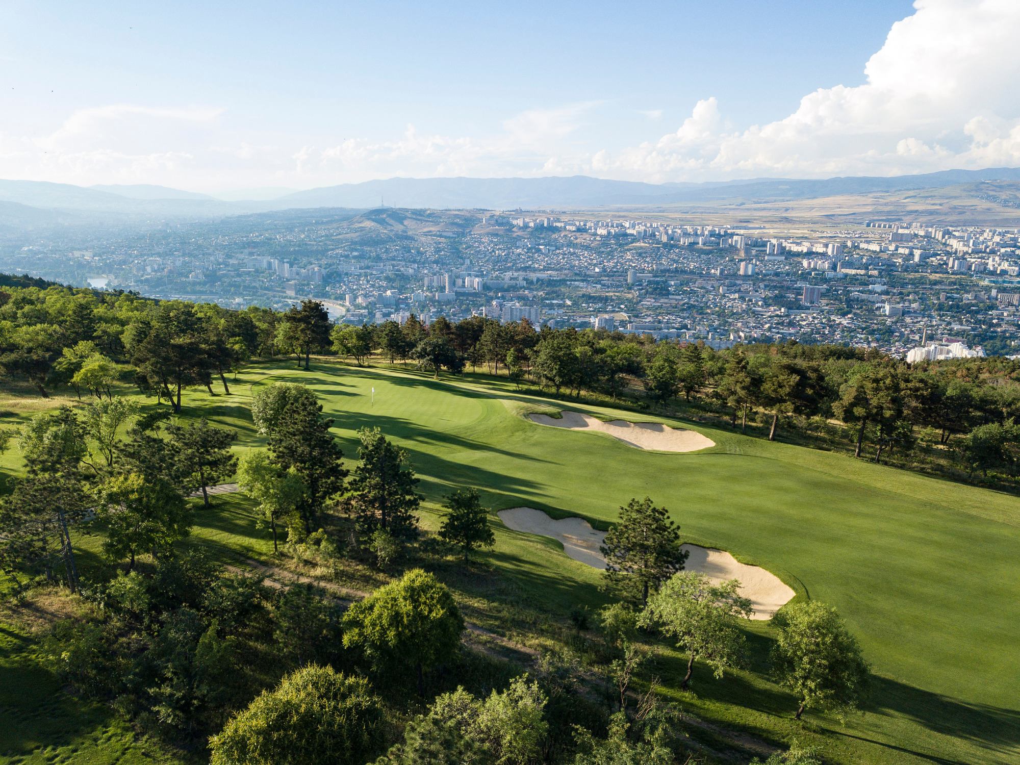 Hul 12 med udsigt til Tbilisi i baggrunden. Foto Viktors Farmor