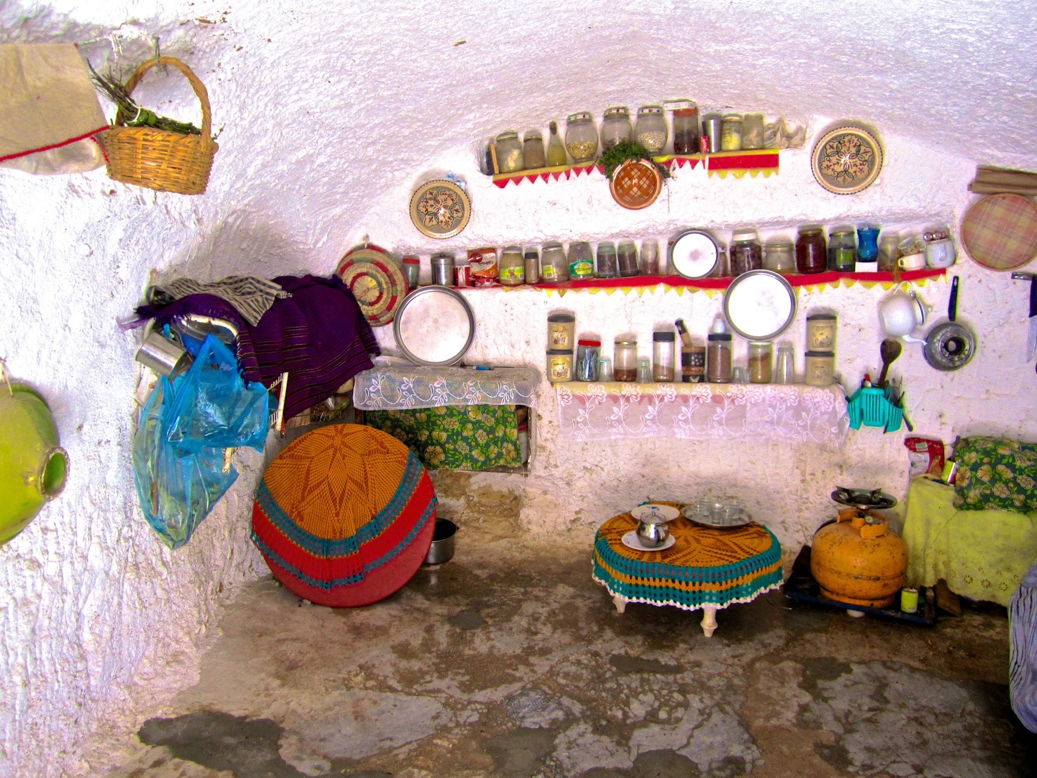 Køkkenet i en troglodyte hule. Selvfølgelig med varm te på bordet Foto Marlene Tøndering Kristensen