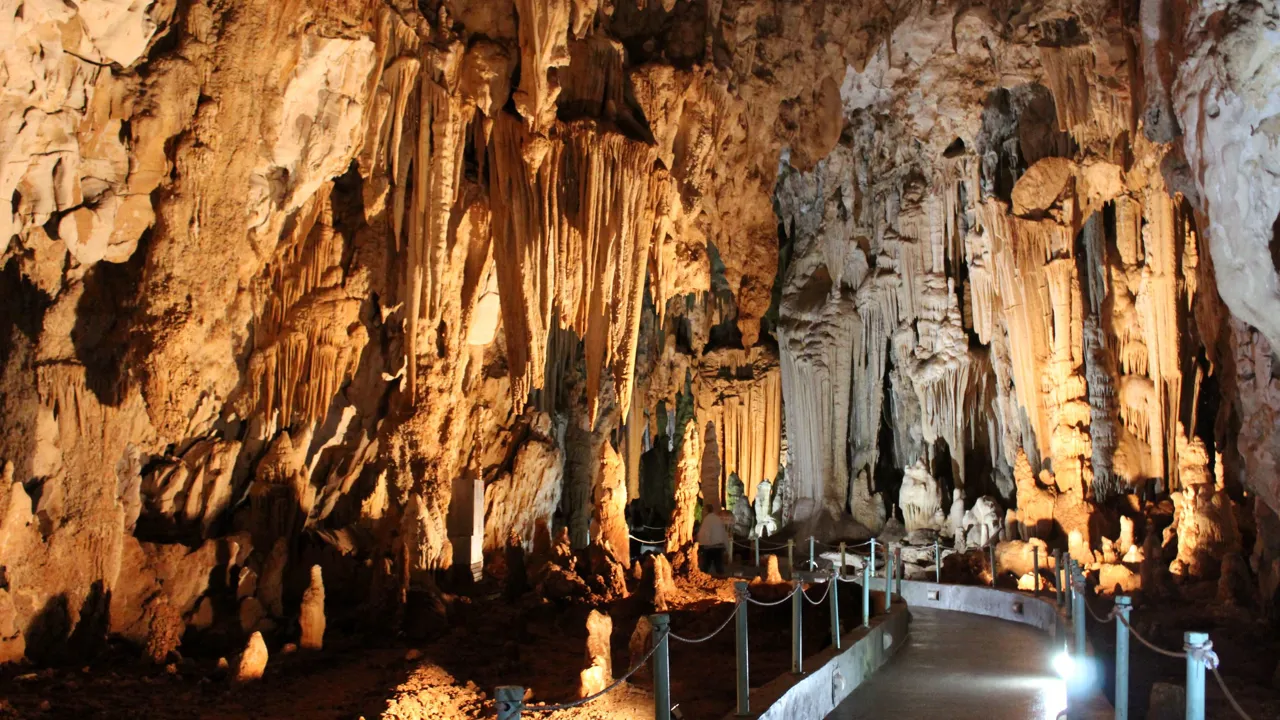 I Alistrati besøger vi et af ​​de fineste hulesystemer i Grækenland. Foto Viktors Farmor