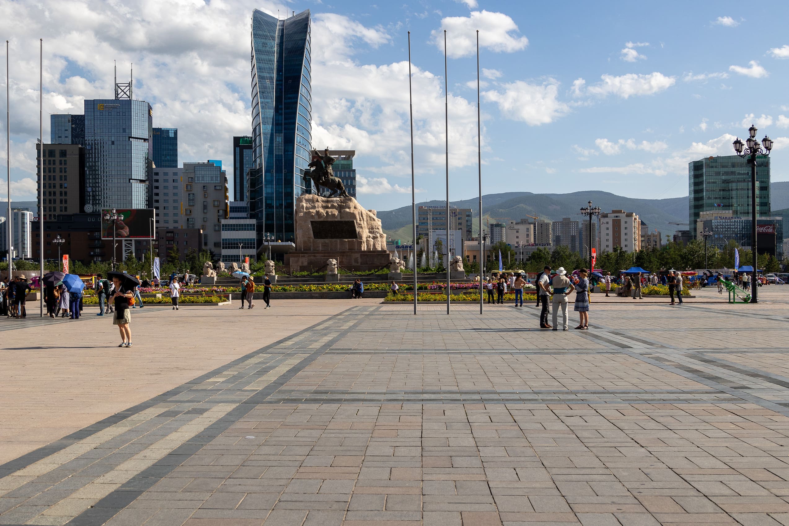 Udsigten fra Chinggis Khaan pladsen i Ulaanbaatar med det særprægede blue sky hotel. Foto Verner Rud Nielsen