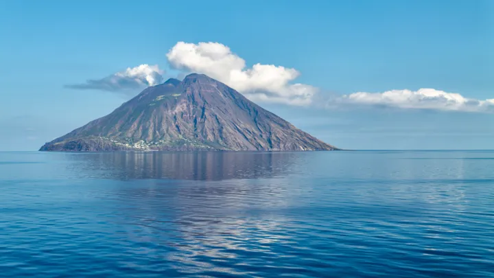 Vulkanøen Stromboli ligger mellem Napoli og Sicilien i Italien. Foto Viktors Farmor