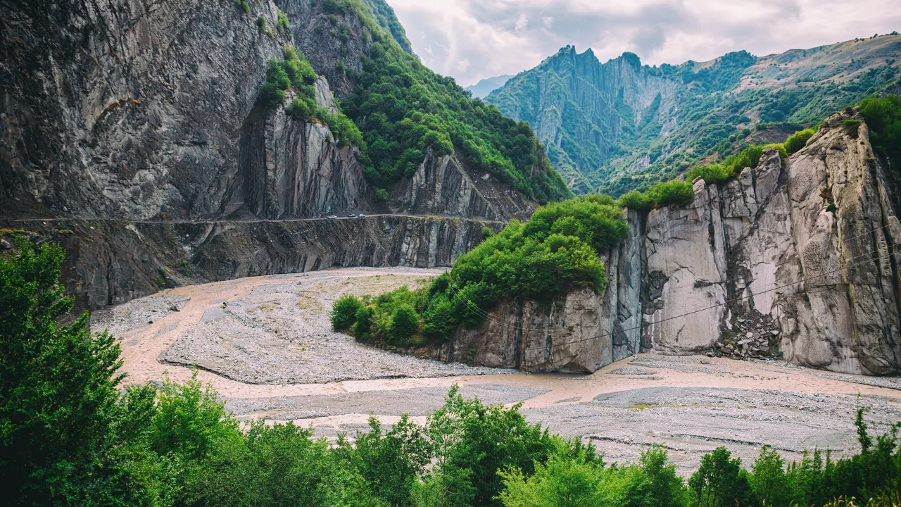 Vi kører i minibusser til den historiske bjerglandsby Lahic. Foto Viktors Farmor