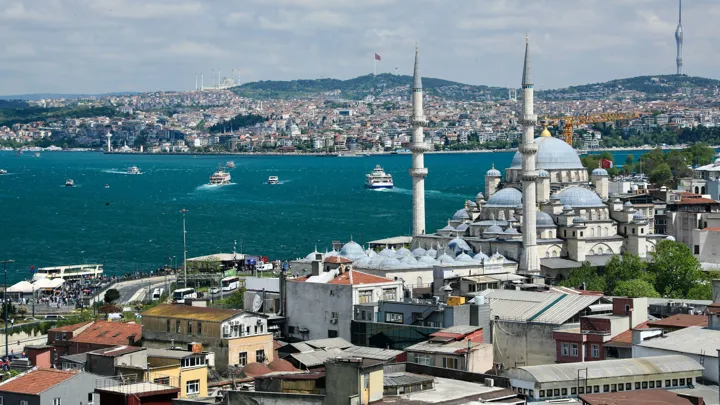 Istanbul ligger smukt ned til Bosporus. Foto Anders Stoustrup
