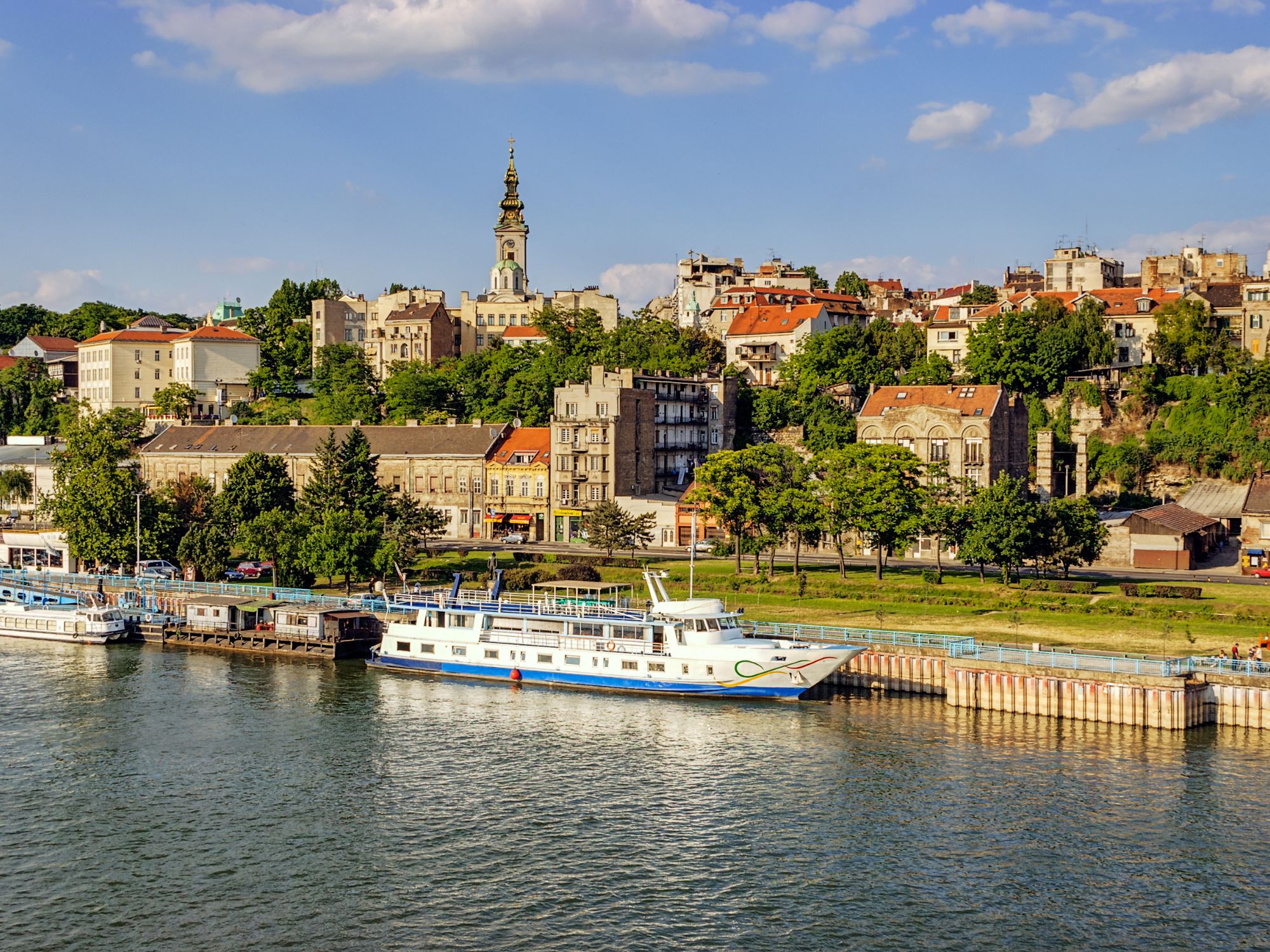 Beograd ligger smukt ved Donau og Sava-floden. Her udsigten over Sava til St. Michaels Katedral i den gamle bydel. Foto Viktors Farmor