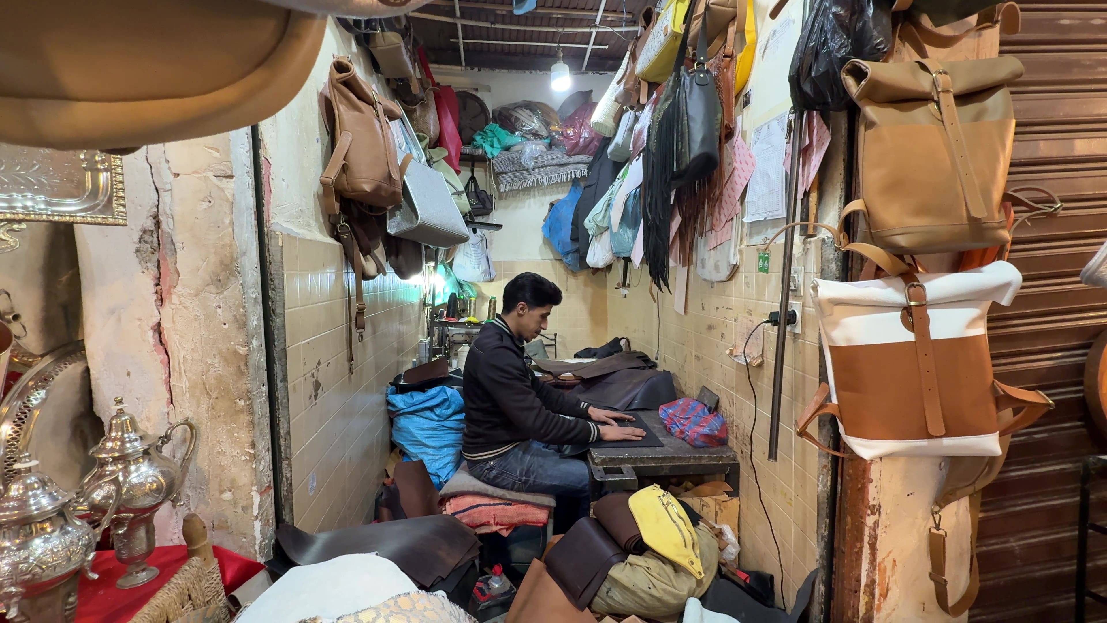 Håndværker arbejder med læder i smal butik i Marrakesh medina. Foto Morten H. Nielsen