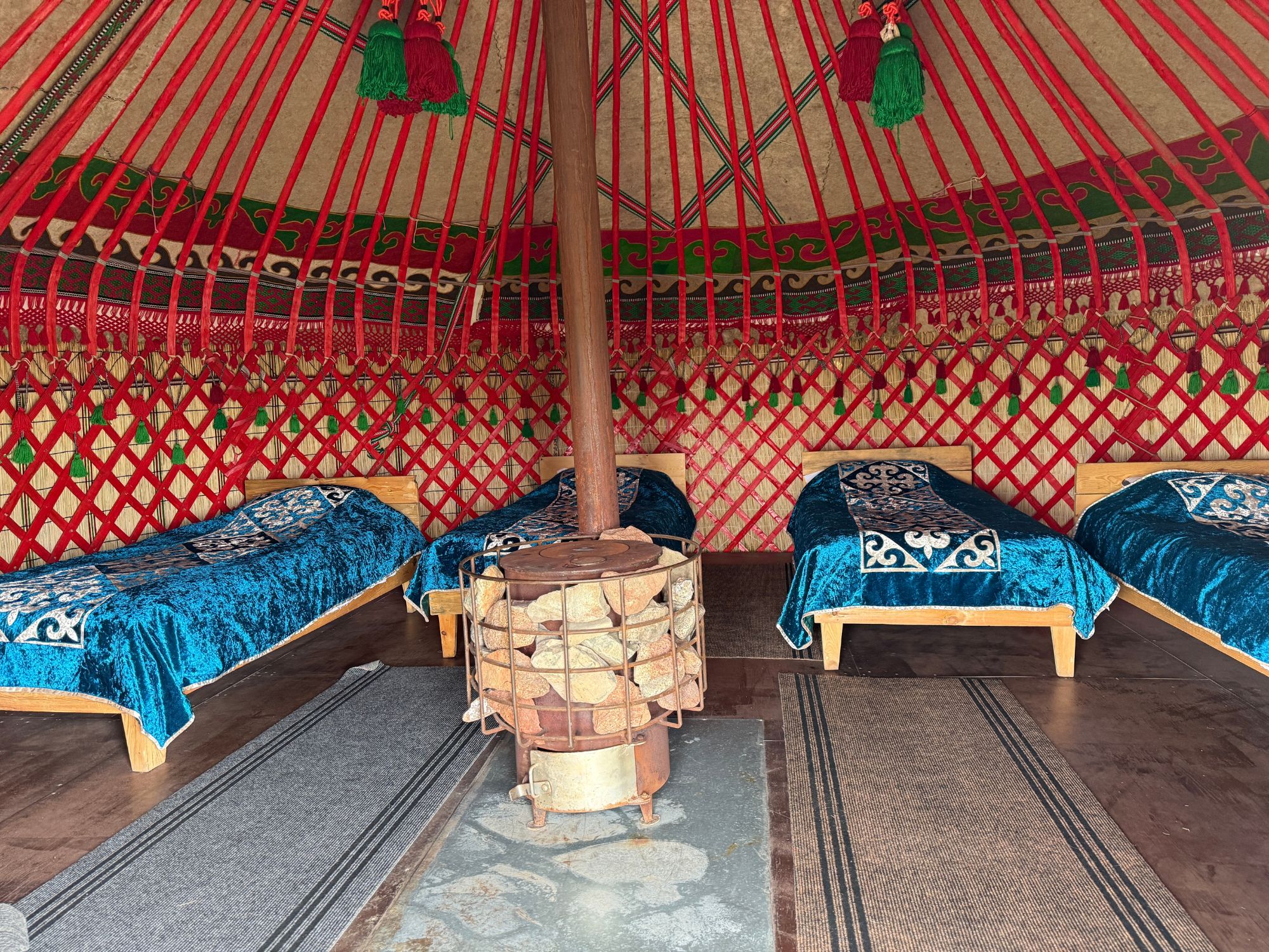 Vi overnatter i en lille jurtlejr, i traditionelle telte med plads til op til fire personer sammen. 