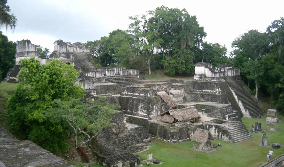 Tikalruinerne dækker et meget stort område. Foto Hanne Ekman