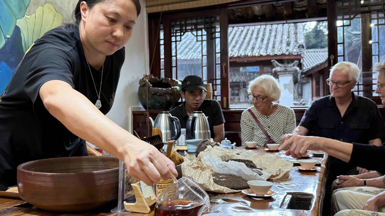 Vi inviteres på te-smagning af den gode Yunnan-te. Foto af Signe Bjørnskov Mynster