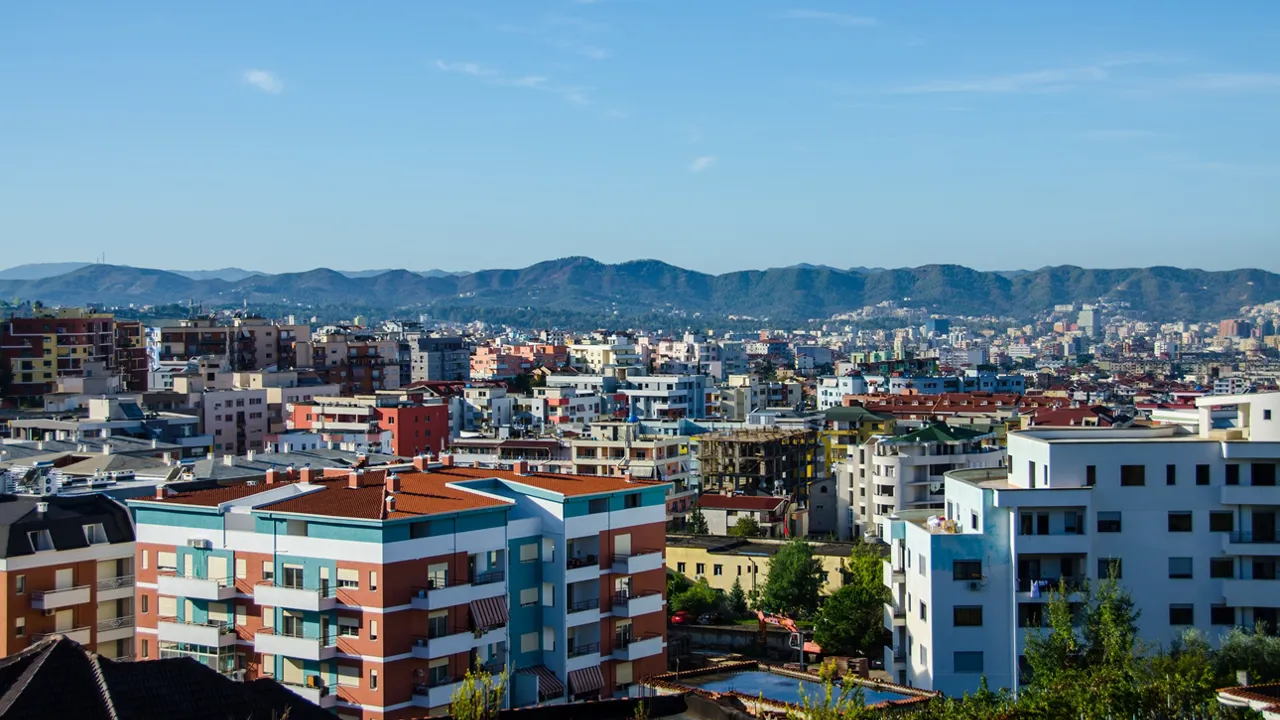 Byen Tirana er Albaniens hovedstad som vi besøger på en rejse med Viktors Farmor. Foto Viktors Farmor