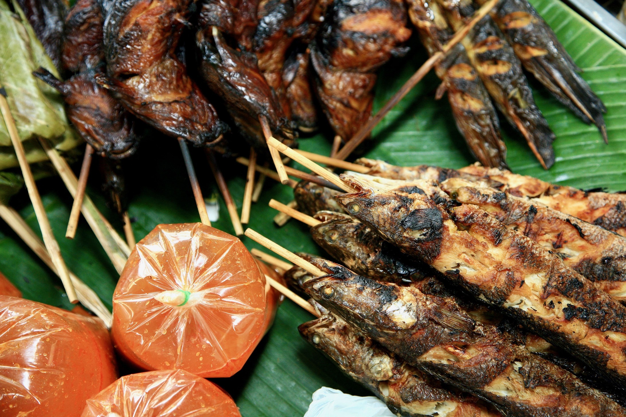 Grillede fisk til salg ved gadekøkken i Bangkok. Foto af Anders Stoustrup