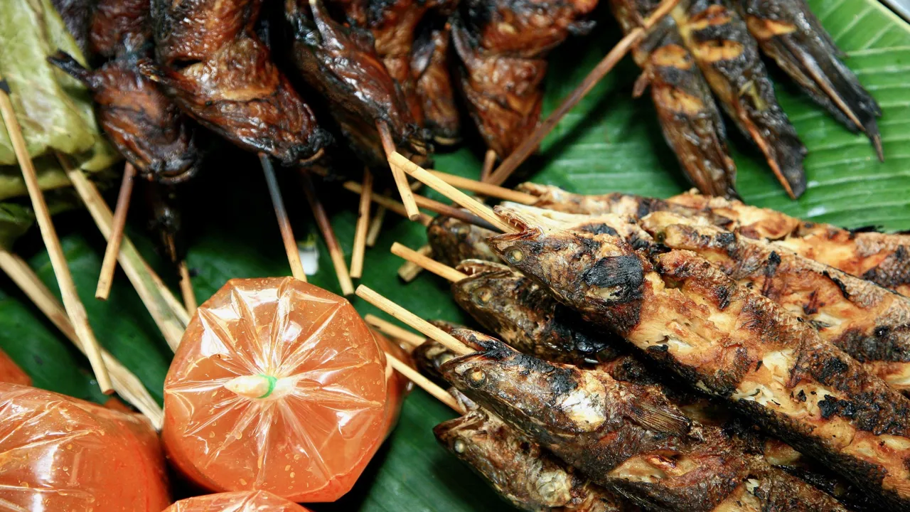Grillede fisk til salg ved gadekøkken i Bangkok. Foto af Anders Stoustrup