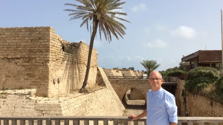 Viktors Farmors rejseleder Hans Henrik Fafner foran korsfarerborgen ved Caesarea